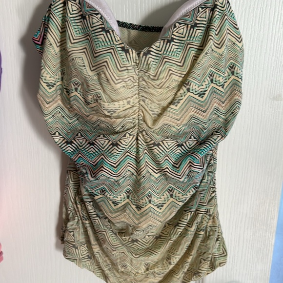 4- swimsuit tops , used ,Different brands , exposure,profile, jag, Anne Cole. - Picture 6 of 9